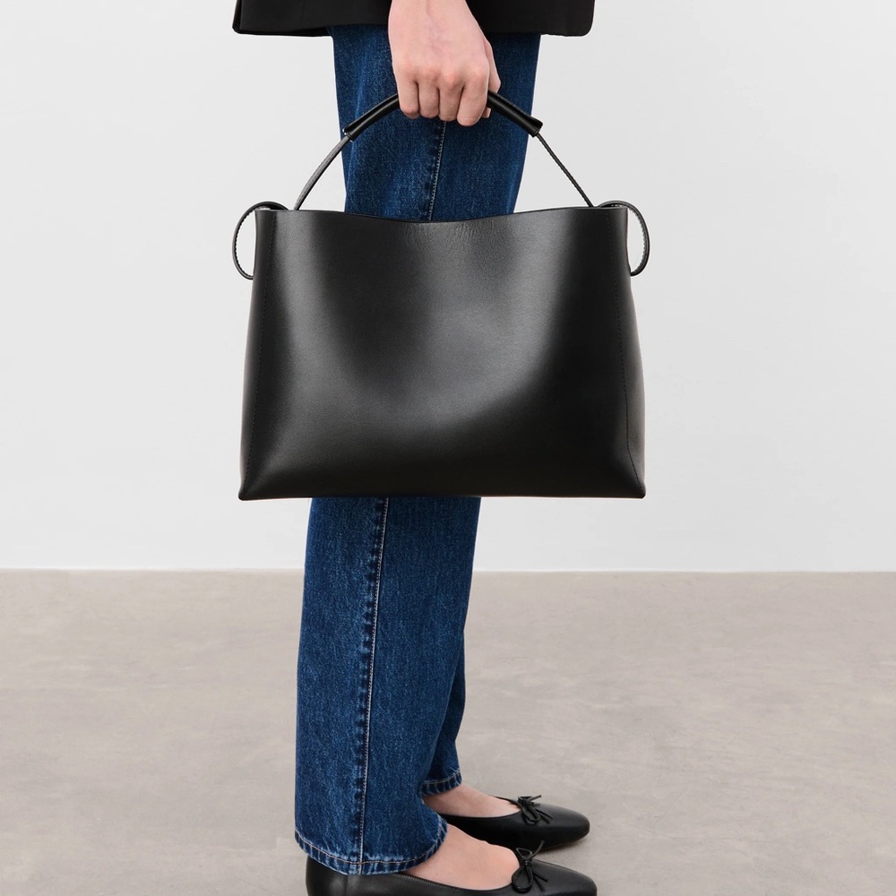 Flattered Classic Leather Bag. Scandinavian Minimalist Brand. Hedda Grande Tote.